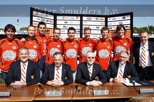 Volendam 20 mei 2009
Jan Smit Nick en Simon en de 3J\'s worden volgend seizoen onder de naam Votown de nieuwe hoofdsponsor van voetbalclub Volendam.
Peter Smulders bv