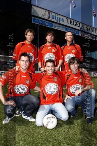Volendam 20 mei 2009
Jan Smit Nick en Simon en de 3J\'s worden volgend seizoen onder de naam Votown de nieuwe hoofdsponsor van voetbalclub Volendam.
Peter Smulders bv