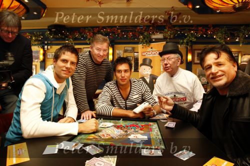 Volendam 22 januari 2008
Nick en Simon Jan Keizer en George Baker promoten dat de plaats volendam op een nieuw monopoly spel komt.