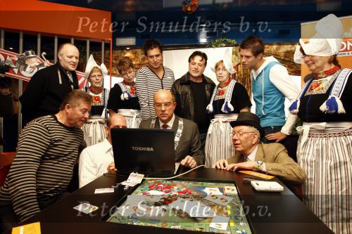Volendam 22 januari 2008
Nick en Simon Jan Keizer en George Baker promoten dat de plaats volendam op een nieuw monopoly spel komt.