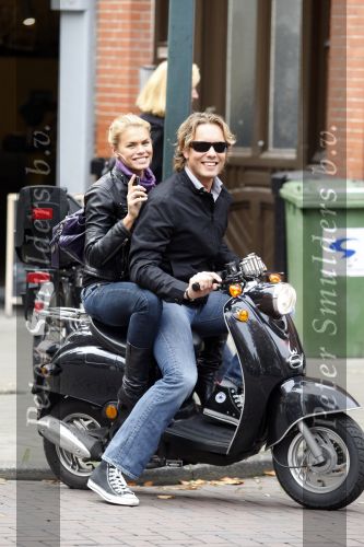 Amsterdam 2 november 2007
Nicolette v Dam met vriend Bas Smit op vespa scooter.