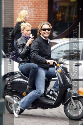 Amsterdam 2 november 2007
Nicolette v Dam met vriend Bas Smit op vespa scooter.