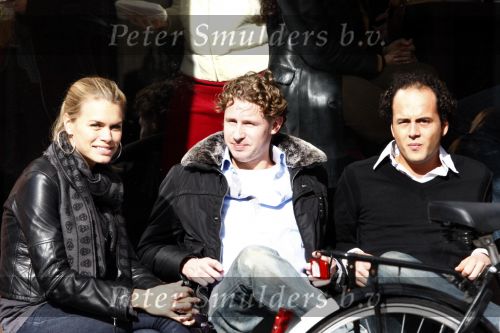 Amsterdam 4 maart 2008
Nicolette v Dam John Karthaus em Ewout Genemans in het zonnetje op terras.
Peter Smulders bv