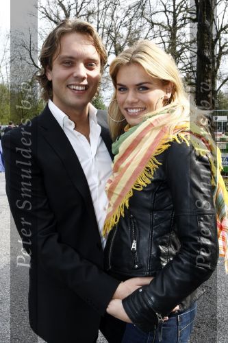 Breukelen 5 april 2008
Mercedes dealer stern presenteert nieuwe modellen bij ksteel Neijenrode. Nicolette v Dam met vriend Bas Smit
Peter Smulders bv