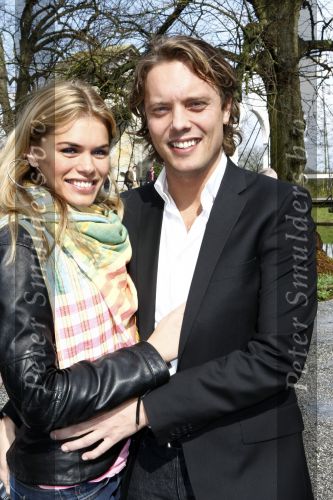 Breukelen 5 april 2008
Mercedes dealer stern presenteert nieuwe modellen bij ksteel Neijenrode. Nicolette v Dam met vriend Bas Smit
Peter Smulders bv