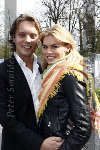 Breukelen 5 april 2008
Mercedes dealer stern presenteert nieuwe modellen bij ksteel Neijenrode. Nicolette v Dam met vriend Bas Smit
Peter Smulders bv