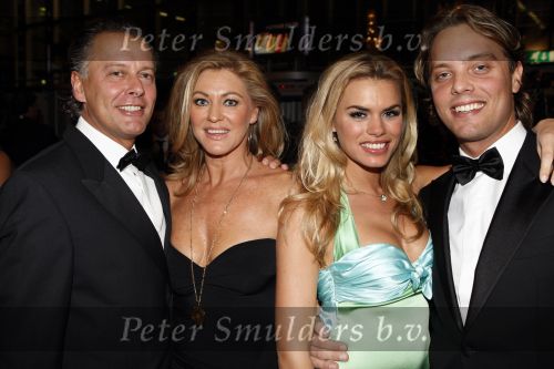 Amsterdam 6 december 2007
Miljonairsfair 2007 in de rai te amsterdam. Vip avond. Nicolette v Dam met ouders en vriend Bas Smit