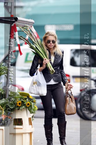 Amsterdam 14 september 2007
Nicolette v Dam koopt bloemen op de cornelis schuytstraat.