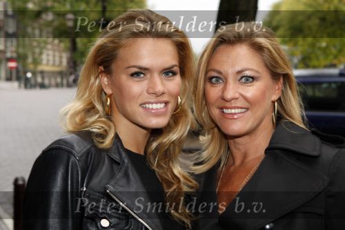 Amsterdam 17 september 2007
Modeshow Percy in de duif. Nicolette v Dam met moeder