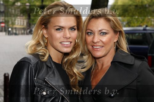 Amsterdam 17 september 2007
Modeshow Percy in de duif. Nicolette v Dam met moeder