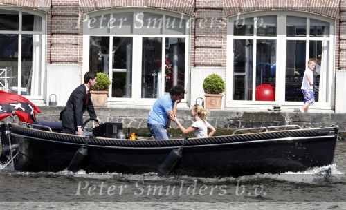 Amsterdam 24 mei 2008
Nicolette v Dam en Leco v Zadelhoff met sloep bij het Amstel hotel.