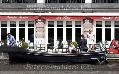Amsterdam 24 mei 2008
Nicolette v Dam en Leco v Zadelhoff met sloep bij het Amstel hotel.