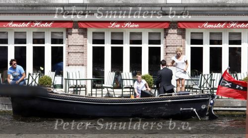 Amsterdam 24 mei 2008
Nicolette v Dam en Leco v Zadelhoff met sloep bij het Amstel hotel.