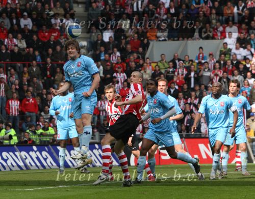 Eindhoven, 13 April 2008 Kampioenswedstrijd PSV-FC Twente, eindstand 1-1 Seizoen 2007/2008. PSV daardoor nog niet kampioen.
Niels Wellenberg kopt weg voordat Timmy Simons gevaarlijk kan worden