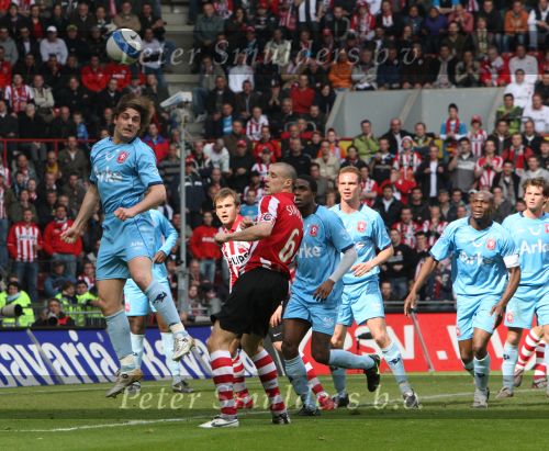 Eindhoven, 13 April 2008 Kampioenswedstrijd PSV-FC Twente, eindstand 1-1 Seizoen 2007/2008. PSV daardoor nog niet kampioen.
Niels Wellenberg kopt weg voordat Timmy Simons gevaarlijk kan worden