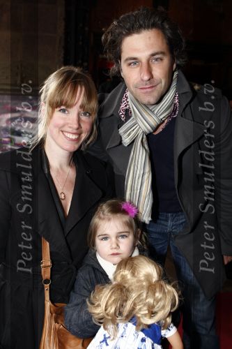 Amsterdam 13 april 2008
Premiere Winx club in Tuschinski. Nienke Romer met dochter en man Freek Brom