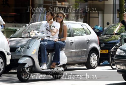 Amsterdam 24 mei 2008
Nikki Plessen met vriend op vespa scooter