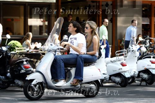Amsterdam 24 mei 2008
Nikki Plessen met vriend op vespa scooter