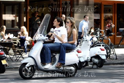 Amsterdam 24 mei 2008
Nikki Plessen met vriend op vespa scooter