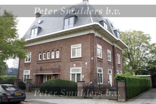 Amsterdam 4 oktober 2007
Pand huis Nina Brink waar verf bommen tegen aan zijn gegooid.