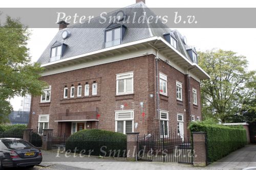 Amsterdam 4 oktober 2007
Pand huis Nina Brink waar verf bommen tegen aan zijn gegooid.