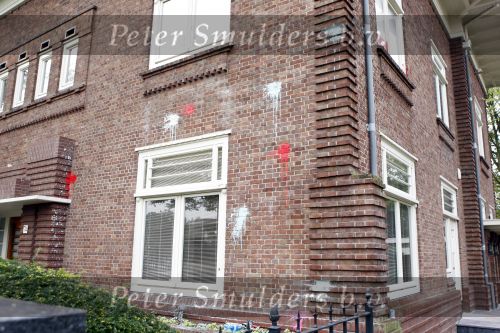 Amsterdam 4 oktober 2007
Pand huis Nina Brink waar verf bommen tegen aan zijn gegooid.