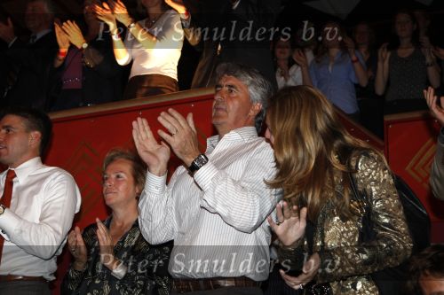 Amsterdam 17 december 2007
Tros Kerstcircus bij afrika afrika . Pieter Storms met Nina Brink en haar kinderen