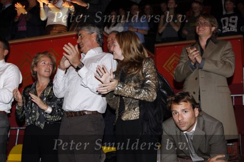 Amsterdam 17 december 2007
Tros Kerstcircus bij afrika afrika . Pieter Storms met Nina Brink en haar kinderen