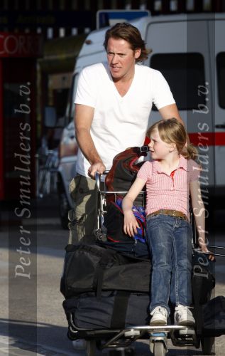 Faro 4 mei 2008
Linda de Mol en haar kinderen Julian en Noah en haar vriendin Jeroen Rietbergen komen aan op het vliegveld van Faro voor hun vakantie.
Peter Smulders bv