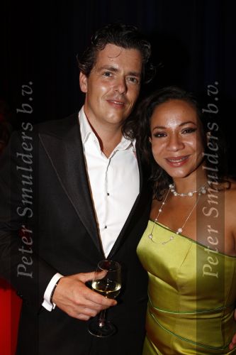 Hilversum 2 juni 2008
Uitreiking musical awards in studio 22. Nurlaila Kareem met nieuwe vriend
Peter Smulders bv