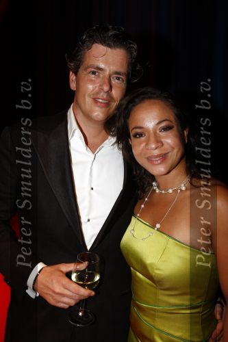 Hilversum 2 juni 2008
Uitreiking musical awards in studio 22. Nurlaila Kareem met nieuwe vriend
Peter Smulders bv