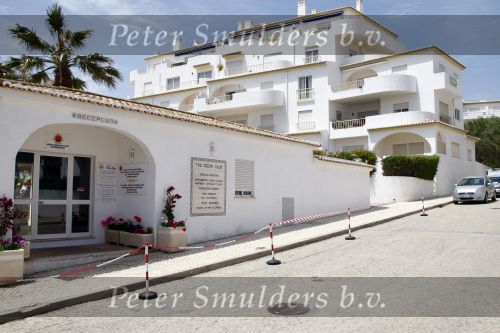 Praia da luz 3 mei 2008
Vandaag was het precies 1 jaar geleden dat Madeleine Mc Cann verdwenen is.  Ze sliepen toen in hotel ocean Club. Op deze dag was er een herdenkingsdiens in de kerk van het dorp. Familie, Michael Wright Sandy Cameron   waren aanwezig. Er waren veel cameraploegen en fotograven aanwezig.
Peter Smulders bv