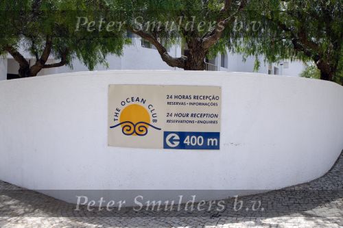 Praia da luz 3 mei 2008
Vandaag was het precies 1 jaar geleden dat Madeleine Mc Cann verdwenen is.  Ze sliepen toen in hotel ocean Club. Op deze dag was er een herdenkingsdiens in de kerk van het dorp. Familie, Michael Wright Sandy Cameron   waren aanwezig. Er waren veel cameraploegen en fotograven aanwezig.
Peter Smulders bv