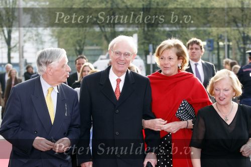 Utrecht 28 april 2009
Pieter v Vollenhoven viert zijn 70e verjaardag in het Beatrix theater in Utrecht. Onno Ruding met zijn vrouw
Peter Smulders bv