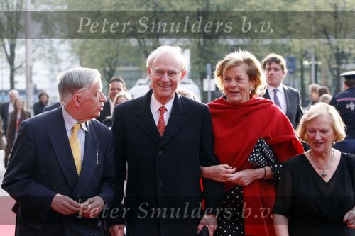 Utrecht 28 april 2009
Pieter v Vollenhoven viert zijn 70e verjaardag in het Beatrix theater in Utrecht. Onno Ruding met zijn vrouw
Peter Smulders bv
