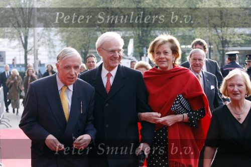 Utrecht 28 april 2009
Pieter v Vollenhoven viert zijn 70e verjaardag in het Beatrix theater in Utrecht. Onno Ruding met zijn vrouw
Peter Smulders bv