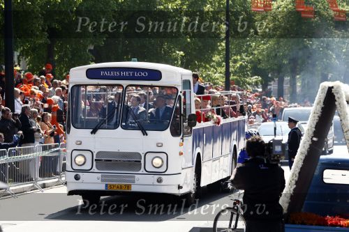 Apeldoorn 30 april 2009
Koninginnedag 2009 in apeldoorn met Koningin Beatrix Pieter v Vollenhoven Prinses Margriet Maxima Prins Willem Alexander Prins Constantijn Prinses Laurentien Prinses Mabel Prins Friso Prins Maurits Prinses Marilene Prins Pieter Christiaan Prinses Anita Prins Floris een zwangere Prinses Aimee en Prinses Annette. s middags probeerde een dwaas een aanslag te plegen op de koninklijke familie waarbij meerdere doden vielen.
Peter Smulders bv