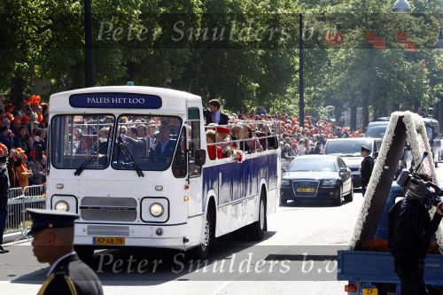 Apeldoorn 30 april 2009
Koninginnedag 2009 in apeldoorn met Koningin Beatrix Pieter v Vollenhoven Prinses Margriet Maxima Prins Willem Alexander Prins Constantijn Prinses Laurentien Prinses Mabel Prins Friso Prins Maurits Prinses Marilene Prins Pieter Christiaan Prinses Anita Prins Floris een zwangere Prinses Aimee en Prinses Annette. s middags probeerde een dwaas een aanslag te plegen op de koninklijke familie waarbij meerdere doden vielen.
Peter Smulders bv