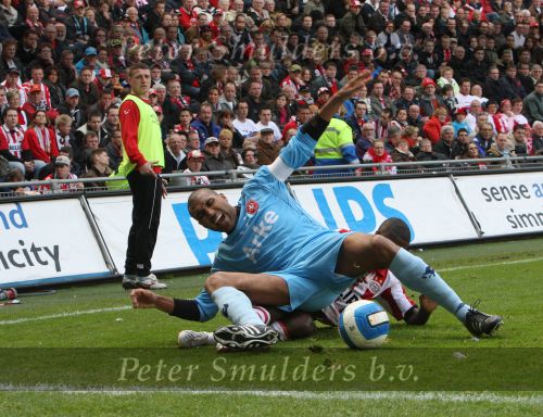 Eindhoven, 13 April 2008 Kampioenswedstrijd PSV-FC Twente, eindstand 1-1 Seizoen 2007/2008. PSV daardoor nog niet kampioen.
Orlando Engelaar wordt onderuit gehaald door Edsion Mendez