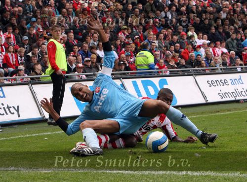 Eindhoven, 13 April 2008 Kampioenswedstrijd PSV-FC Twente, eindstand 1-1 Seizoen 2007/2008. PSV daardoor nog niet kampioen.
Orlando Engelaar wordt onderuit gehaald door Edsion Mendez