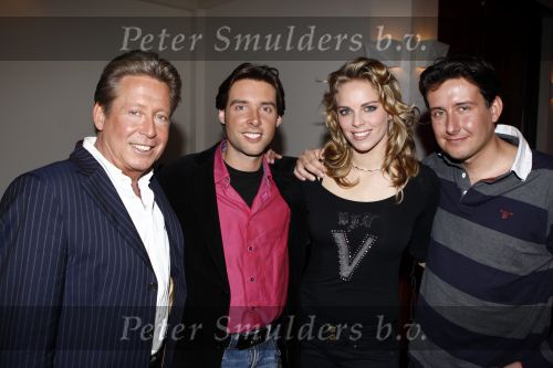 Amsterdam 7 februari 2008
Perspresentatie van sbs 6 net 5 en veronica in de angel studio\'s. Hans Kazan met zijn vrouw Wendy  en kinderen Renzo Lara Oscar en schoondochter Mara v Olst
