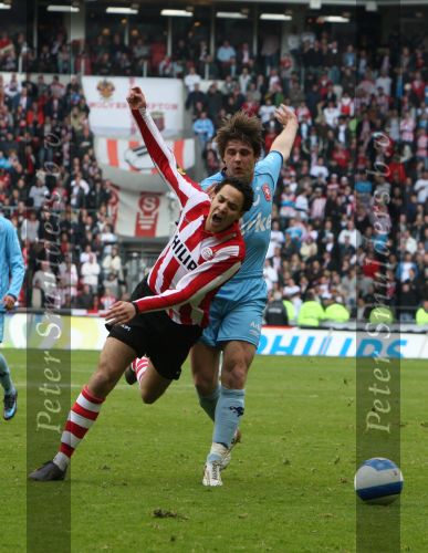 Eindhoven, 13 April 2008 Kampioenswedstrijd PSV-FC Twente, eindstand 1-1 Seizoen 2007/2008. PSV daardoor nog niet kampioen.
Otman Bakkal in duel met Niels Wellenberg