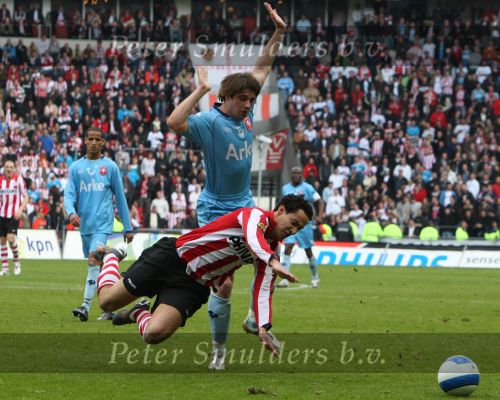 Eindhoven, 13 April 2008 Kampioenswedstrijd PSV-FC Twente, eindstand 1-1 Seizoen 2007/2008. PSV daardoor nog niet kampioen.
Otman Bakkal in duel met Niels Wellenberg
