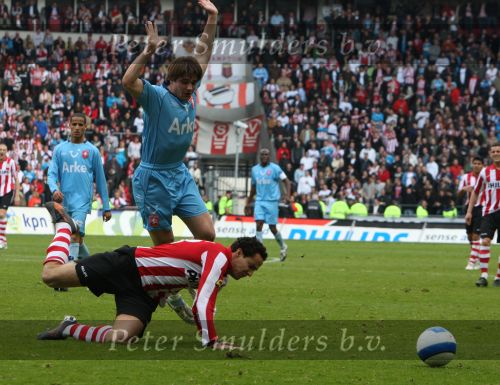 Eindhoven, 13 April 2008 Kampioenswedstrijd PSV-FC Twente, eindstand 1-1 Seizoen 2007/2008. PSV daardoor nog niet kampioen.
Otman Bakkal in duel met Niels Wellenberg