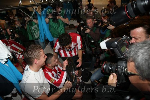Arnhem, 20 April 2008 Kompetitiewedstrijd Vitesse-PSV, eindstand 0-1 Seizoen 2007/2008
PSV Landskampioen
Otman Bakkal samen met Ibrahim Afellay met de kampioensschaal