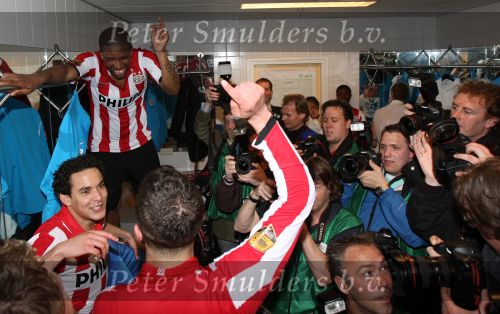 Arnhem, 20 April 2008 Kompetitiewedstrijd Vitesse-PSV, eindstand 0-1 Seizoen 2007/2008
PSV Landskampioen
Otman Bakkal samen met Ibrahim Afellay en Jefferson Farfan