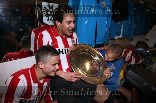 Arnhem, 20 April 2008 Kompetitiewedstrijd Vitesse-PSV, eindstand 0-1 Seizoen 2007/2008
PSV Landskampioen
Otman Bakkal samen met Ibrahim Afellay en Gomes met de kampioensschaal