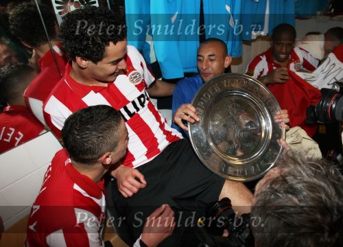 Arnhem, 20 April 2008 Kompetitiewedstrijd Vitesse-PSV, eindstand 0-1 Seizoen 2007/2008
PSV Landskampioen
Otman Bakkal samen met Ibrahim Afellay en Gomes met de kampioensschaal
