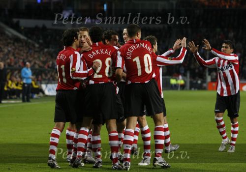 Eindhoven, 20 Oktober 2007
Kompetitiewedstrijd PSV-VVV, eindstand 3-1
Seizoen 2007/2008
Otman Bakkal scoort 1-0 en wordt gefeliciteerd door zijn ploeggenoten