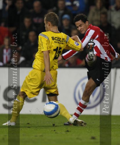 Eindhoven, 20 Oktober 2007
Kompetitiewedstrijd PSV-VVV, eindstand 3-1
Seizoen 2007/2008
Otman Bakkal passeert Peter Reekers